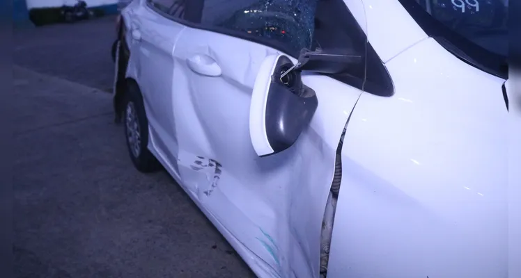 Carro colide, ‘roda’ e invade estacionamento de farmácia em PG