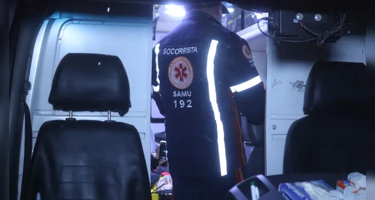 Motociclista tem fratura exposta após colidir contra caminhonete em Ponta Grossa