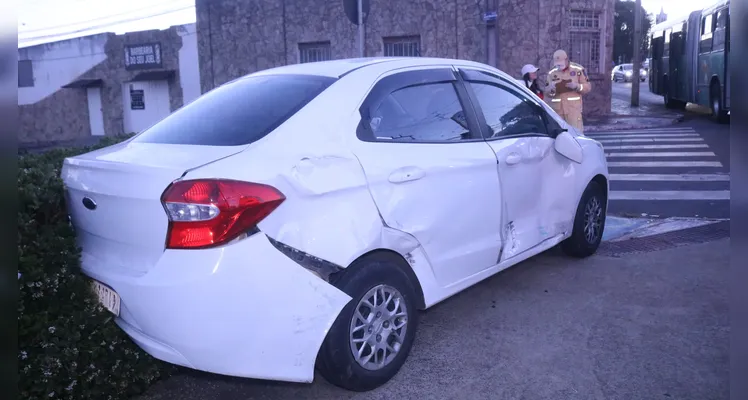 Carro colide, ‘roda’ e invade estacionamento de farmácia em PG