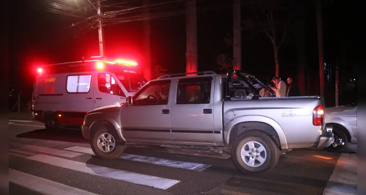 Motociclista tem fratura exposta após colidir contra caminhonete em Ponta Grossa