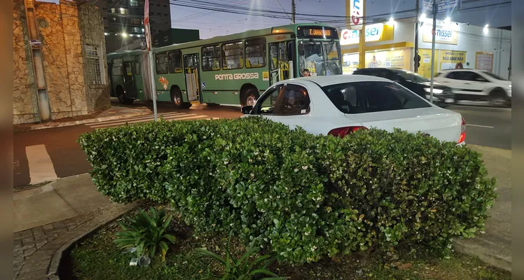 Carro colide, ‘roda’ e invade estacionamento de farmácia em PG