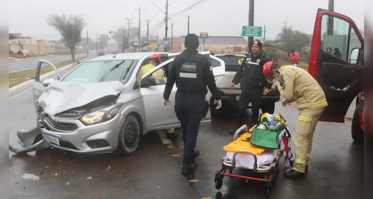 Veja fotos da colisão que deixou mulher enclausurada em PG