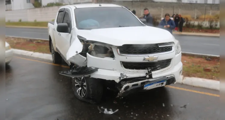 Veja fotos da colisão que deixou mulher enclausurada em PG