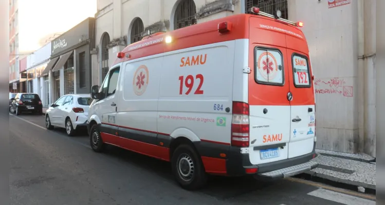 Ambulante é atropelado enquanto realizava venda na Rua XV de Novembro, em PG