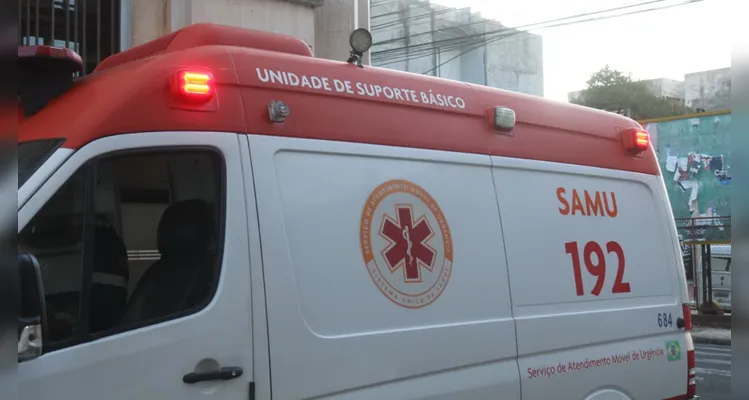 Ambulante é atropelado enquanto realizava venda na Rua XV de Novembro, em PG