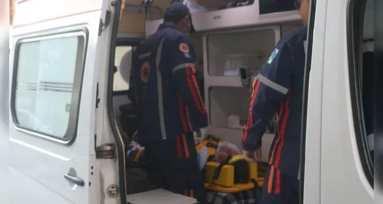 Equipe do SAMU atendeu vendedor ambulante de 66 anos que foi atropelado na XV de Novembro