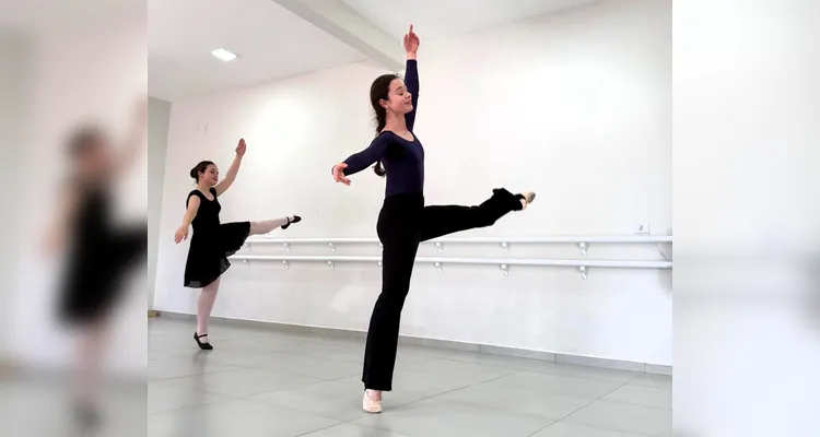 Bailarina de PG que atua na Bélgica dá aula especial em Castro