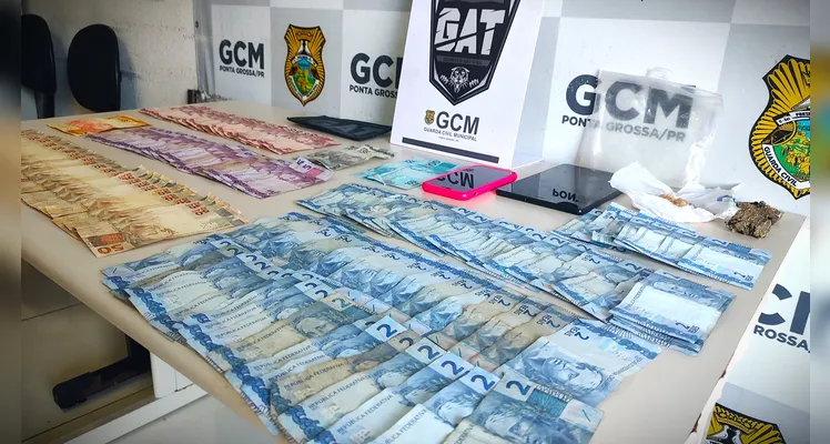Jovem nega posse de drogas, GCM chama cão farejador e suspeito acaba preso em PG