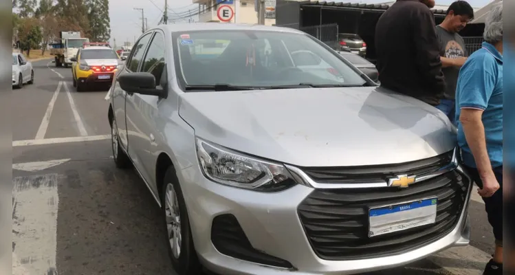 Mulher foi atropelada em lombada elevada; ela está no Hospital Bom Jesus.