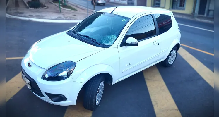 Ford Ka estaria 'descendo' a rua Catão Monclaro.