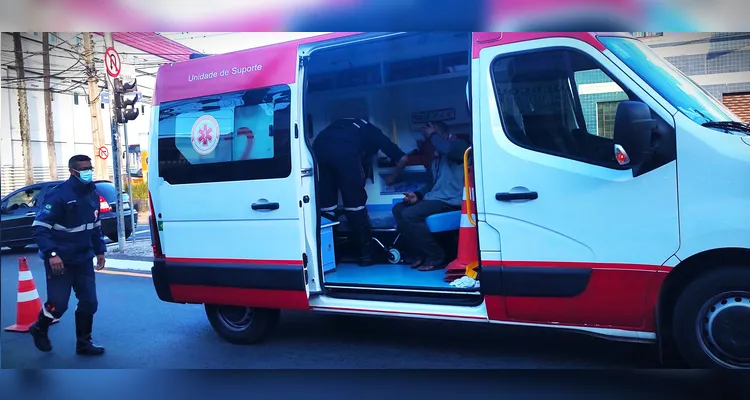 Vítima foi socorrida na ambulância do Samu.