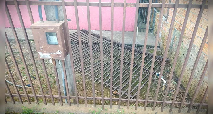 Mulher perde controle de ‘Fiesta’, atinge carro e gradil de casa em PG