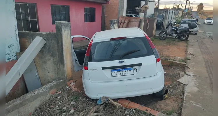 Mulher perde controle de ‘Fiesta’, atinge carro e gradil de casa em PG