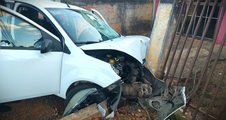 Mulher perde controle de ‘Fiesta’, atinge carro e gradil de casa em PG