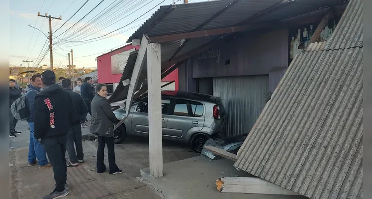 Mulher perde controle de ‘Fiesta’, atinge carro e gradil de casa em PG