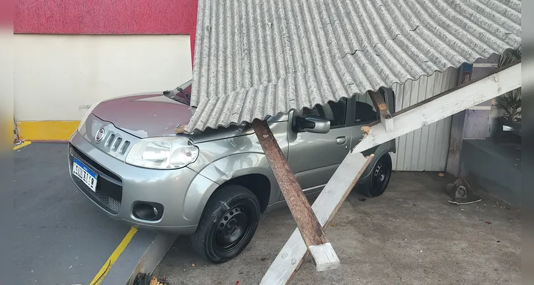 Mulher perde controle de ‘Fiesta’, atinge carro e gradil de casa em PG