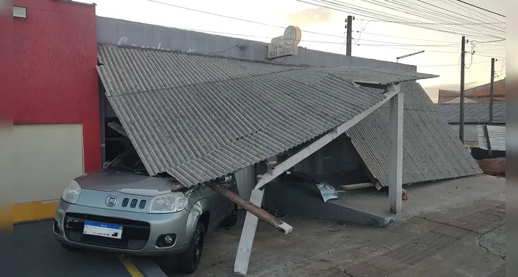 Mulher perde controle de ‘Fiesta’, atinge carro e gradil de casa em PG