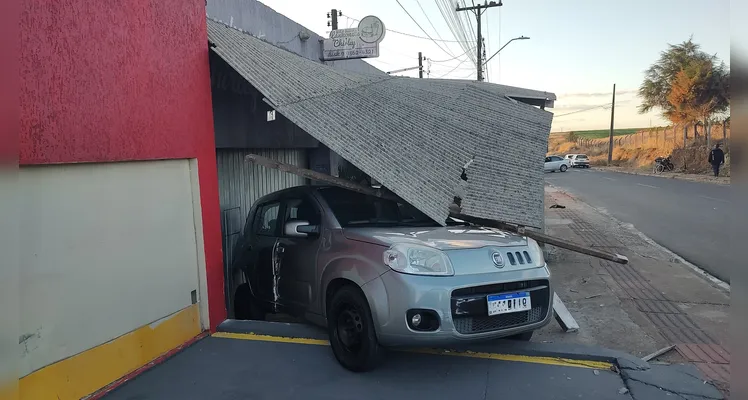 Mulher perde controle de ‘Fiesta’, atinge carro e gradil de casa em PG