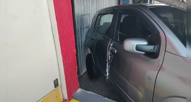 Mulher perde controle de ‘Fiesta’, atinge carro e gradil de casa em PG