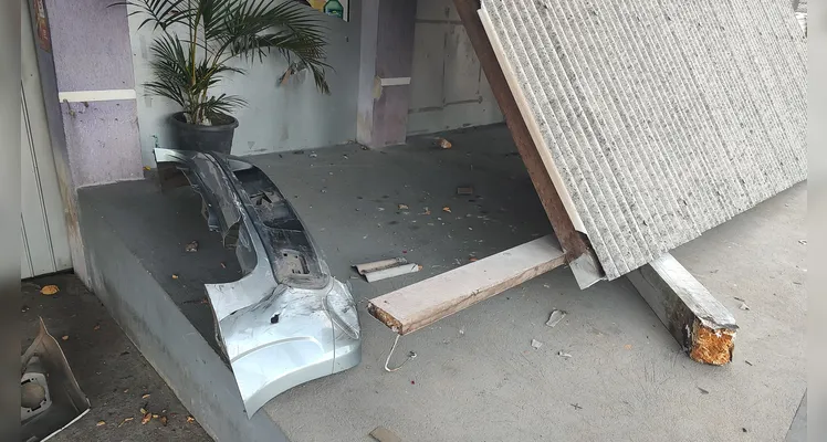 Mulher perde controle de ‘Fiesta’, atinge carro e gradil de casa em PG