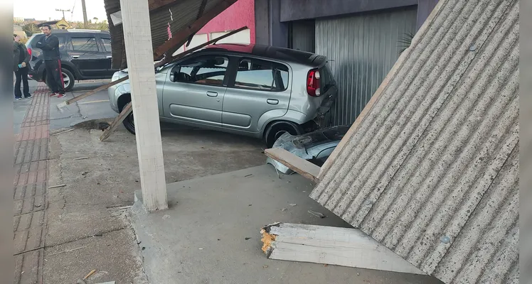 Mulher perde controle de ‘Fiesta’, atinge carro e gradil de casa em PG