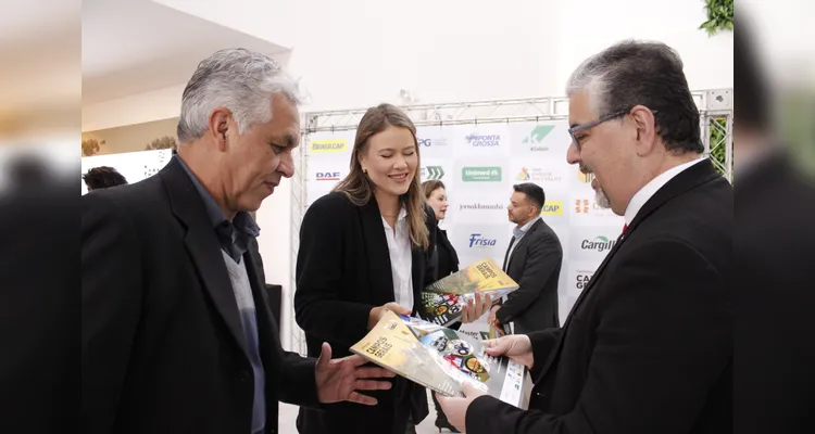 Fotos revelam bastidores do lançamento do Livro-Anuário do Grupo aRede