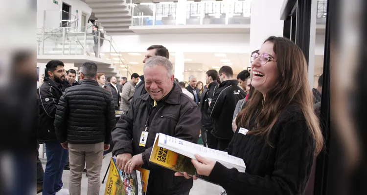 Fotos revelam bastidores do lançamento do Livro-Anuário do Grupo aRede