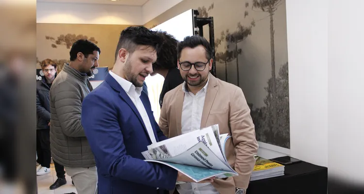 Fotos revelam bastidores do lançamento do Livro-Anuário do Grupo aRede