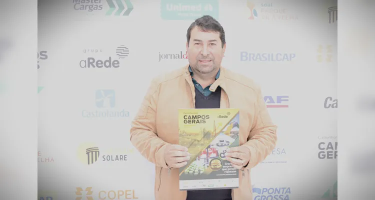 Fotos revelam bastidores do lançamento do Livro-Anuário do Grupo aRede