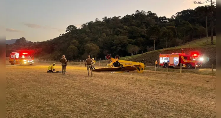Um homem já estava sem vida quando as equipes dos bombeiros chegaram ao local.