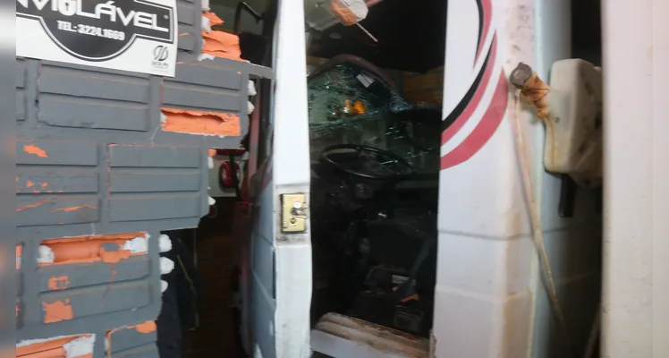 Caminhão arranca e invade loja às margens da PR-151, em PG