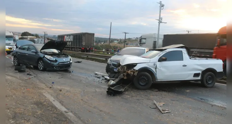 Caminhão colidiu com diversos veículos e 17 pessoas ficaram feridas
