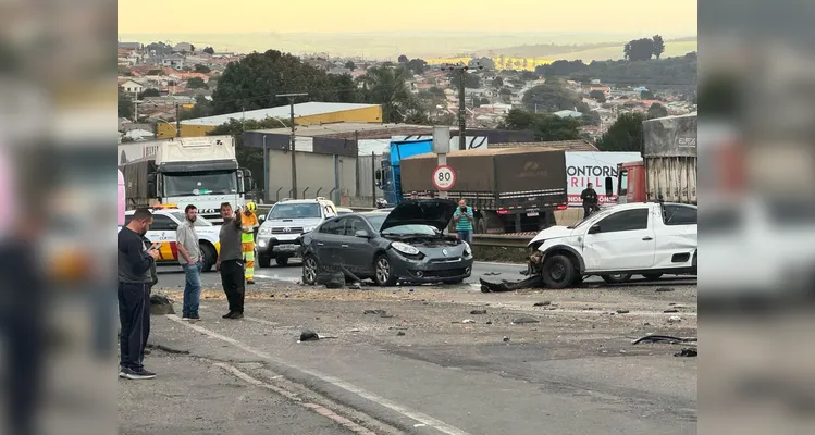 Caminhão colidiu com diversos veículos e 17 pessoas ficaram feridas