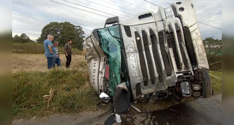 Caminhão colidiu com diversos veículos e 17 pessoas ficaram feridas