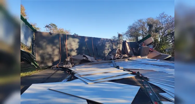 Caminhão ficou destruído após tombamento