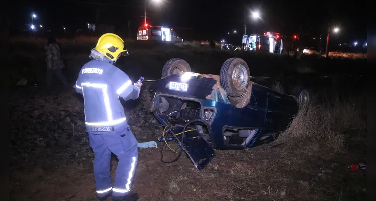 Carro capota com família em PG; criança chegou a ser ejetada com impacto