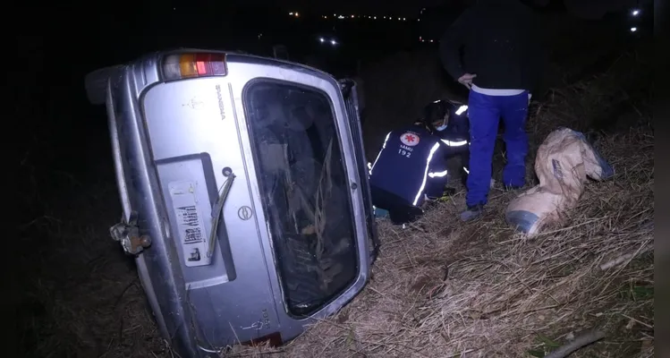 Condutor ‘se perde’ em curva e capota carro na ‘Cipa’, em PG; veja fotos