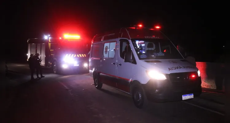 Condutor ‘se perde’ em curva e capota carro na ‘Cipa’, em PG; veja fotos
