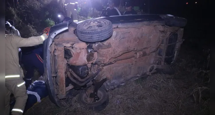 Condutor ‘se perde’ em curva e capota carro na ‘Cipa’, em PG; veja fotos