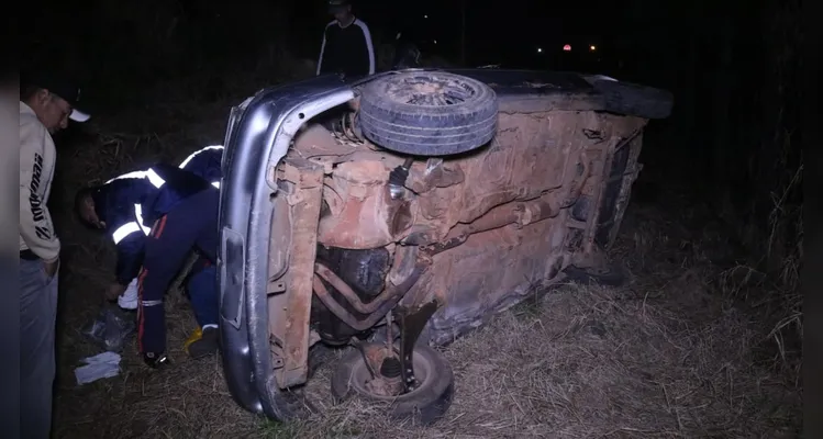 Condutor ‘se perde’ em curva e capota carro na ‘Cipa’, em PG; veja fotos