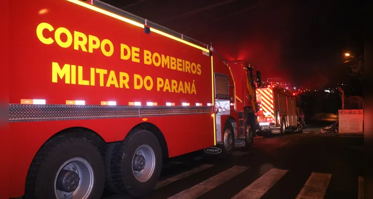 Incêndio de grandes proporções atinge e destrói residência em PG