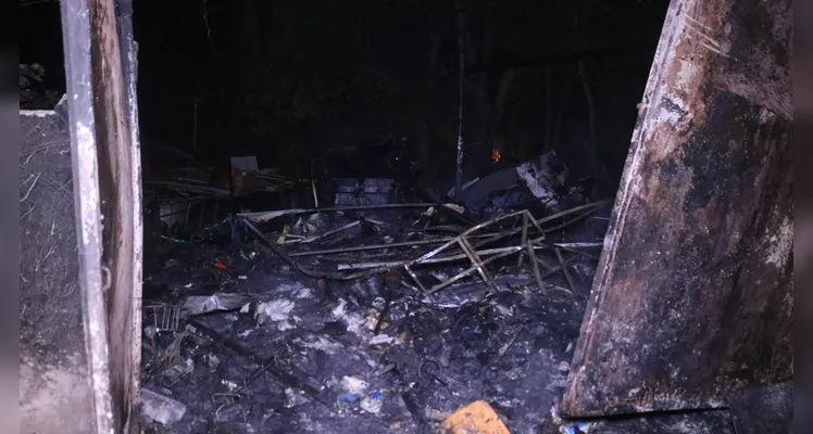 Incêndio de grandes proporções atinge e destrói residência em PG