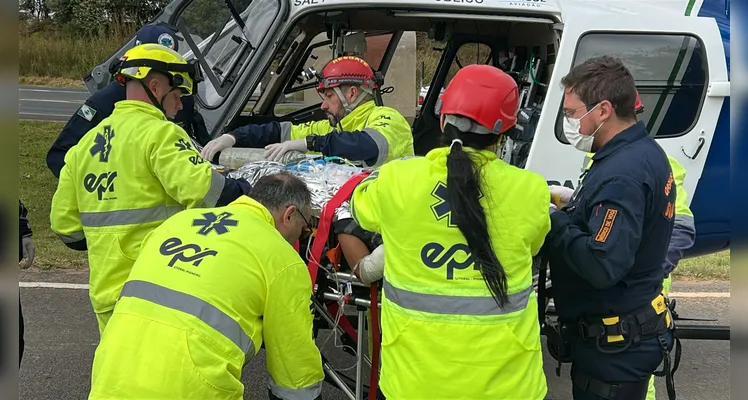Ciclista se choca contra traseira de caminhão e fica em estado grave em PG