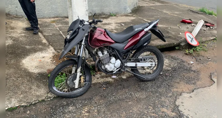 Colisão entre picape e motocicleta deixa um ferido na Palmeirinha