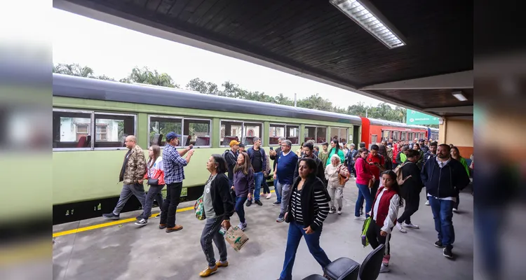 Turismo cresce 5,5% e serviços avançam 2,5% no primeiro semestre no Paraná