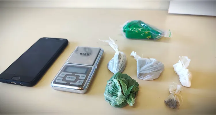 Balança de precisão, celular, crack e maconha foram apreendidos.