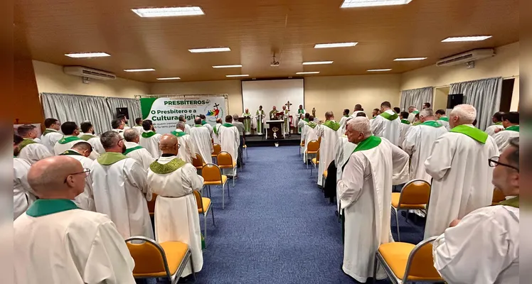 Encontro Regional de Presbíteros reúne mais de 100 padres em Ponta Grossa
