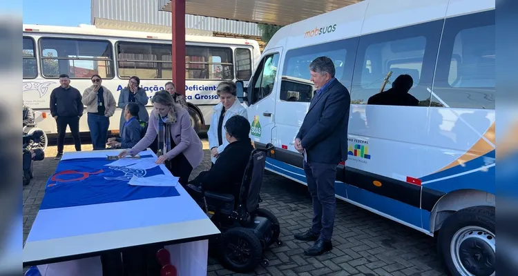 PG realiza ‘cessão de transporte para entidade' em Associação dos Deficientes Físicos