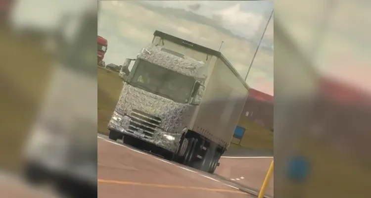 Um flagra, recebido por Maurilio, mostra o caminhão saindo da fábrica da DAF