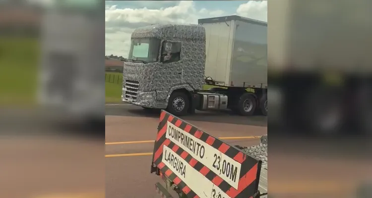 Um flagra, recebido por Maurilio, mostra o caminhão saindo da fábrica da DAF